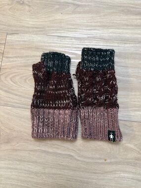 Smartwool Cable Knit Fingerless Gloves in Mauve/Burgundy Blend